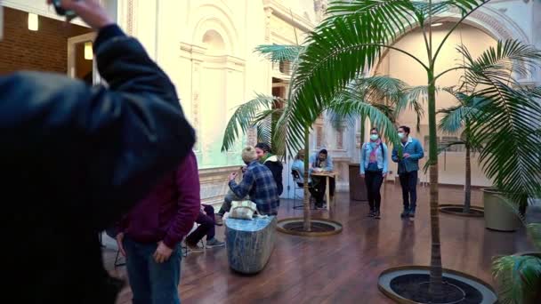 Handheld Pan Left Group People Admiring Main Hallway Pereira Palace — Vídeos de Stock