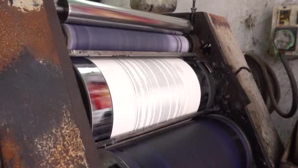 Livros Estão Sendo Impressos Através Máquinas — Vídeo de Stock