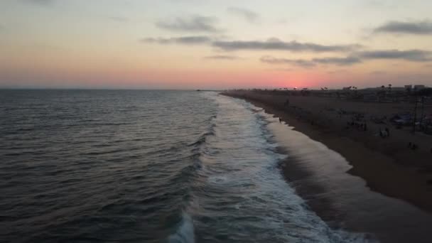 Drone Shot Waves Crashing Crowded Sunny Beach Newport California Sunset — стоковое видео