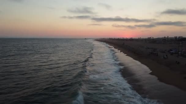 Drone Shot Van Golven Crashen Het Drukke Zonnige Strand Newport — Stockvideo