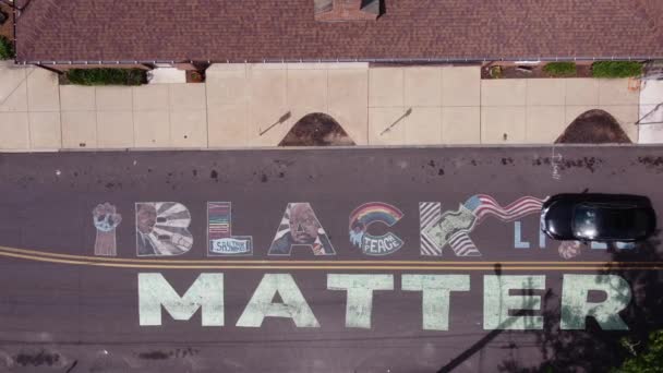 Black Lives Matter Street Mural Cars Driving — Vídeos de Stock