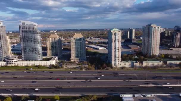 Rozwój Zagospodarowanie Mieszkań Wzdłuż Autostrady 401 Toronto Ontario Kanada Duży — Wideo stockowe