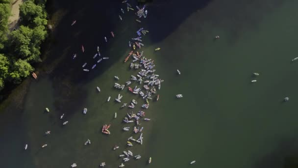 位于美国奥斯汀科罗拉多河畔的一群越野车乘客上方的空中景观 自上而下 无人驾驶飞机射击 — 图库视频影像