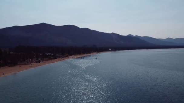 Counterclockwise Drone Shot Lake Tahoe Nevada Beach Heavenly Mountain Background — Vídeos de Stock
