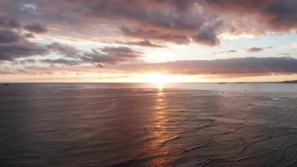 Wide Aerial Shot Sun Setting Ocean Horizon Coast Ahu Hawaii — 图库视频影像