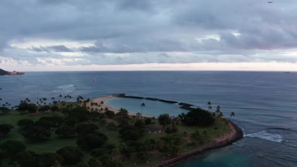 Kantel Neer Luchtfoto Van Magic Beach Honolulu Hawaï Bij Zonsondergang — Stockvideo