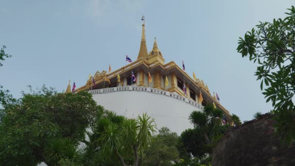 山の底の晴れた日にタイのバンコクにある黄金の山であるワット サケット寺院の4Kシネマティック トラベル フッテージ — ストック動画
