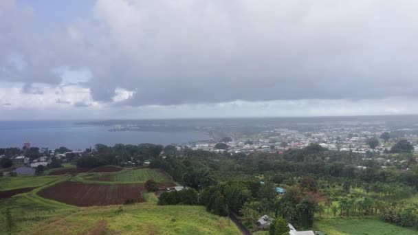 Aerial Wide Shot Downtown Hilo Rain Big Island Hawaii — Vídeos de Stock