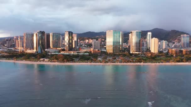 Larga Subida Aérea Dolly Tiro Correr Reflexões Edifícios Honolulu Ilha — Vídeo de Stock