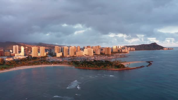 Amplia Toma Aérea Descendente Magic Beach Honolulu Hawái Atardecer — Vídeo de stock
