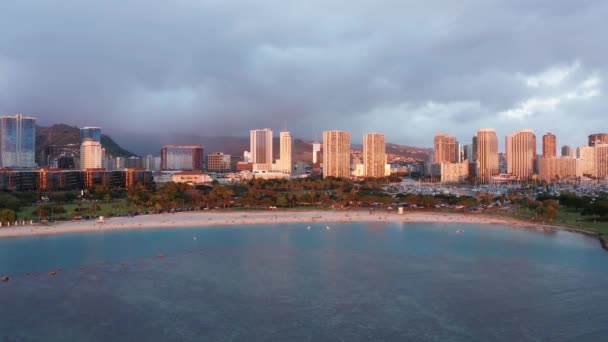 日落时分 夏威夷奥胡岛檀香山阿拉莫阿纳海滩的俯冲式空中拍摄 — 图库视频影像
