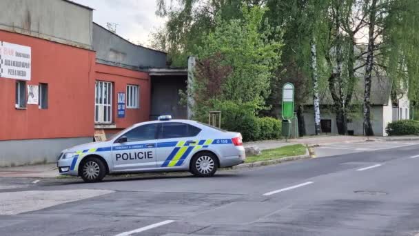 Silver Police Skoda Octavia Car Prostredni Sucha Street Policemen Action — Vídeo de stock