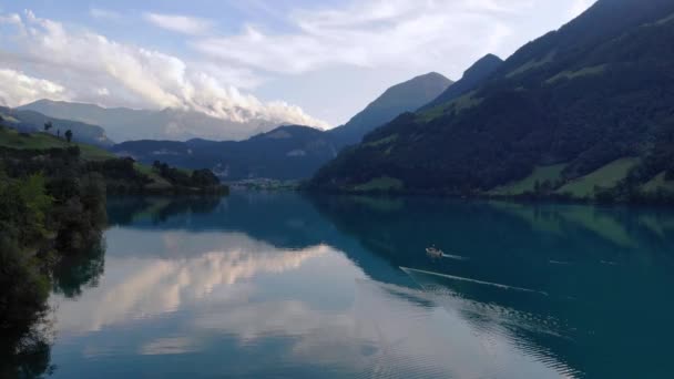 Vista Aérea Panorâmica Barco Pesca Que Puxa Rede Lago Lungernersee — Vídeo de Stock