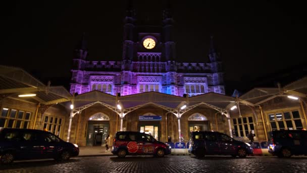 Attractive Purple Lights Bristol Temple Meads Facade Night Bristol England — Vídeo de stock