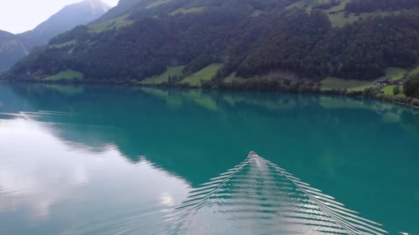 豪华船游瑞士阿尔卑斯山脉宁静的伦格纳尔湖 空中风景 — 图库视频影像