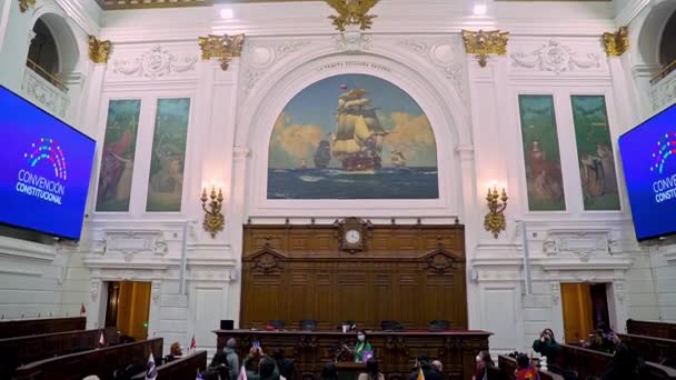 Eski Şili Ulusal Kongresi Nin Genel Salonunda Turneye Çıkan Bir — Stok video