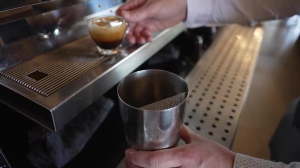 Barista Preparing Freddo Espresso Coffee Shop Static Close Shot — Stockvideo
