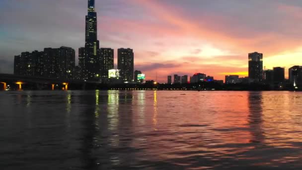 Vibrerande Skymning Glöd Och Stadsljus Återspeglas Saigon Flod Yta Antenn — Stockvideo