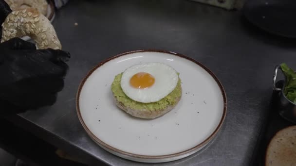 Snídaně Avokádo Toast Napůl Smaženým Vejcem Servírování Restauraci — Stock video