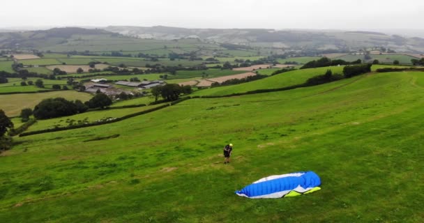 Parallax View Paraglider Inflating His Wing Take Beautiful English Countryside — Stockvideo