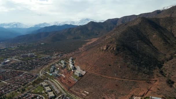 Aerial Orbit Morro Las Papas Residential Neighborhood Foothills Snowcapped Plomo – stockvideo