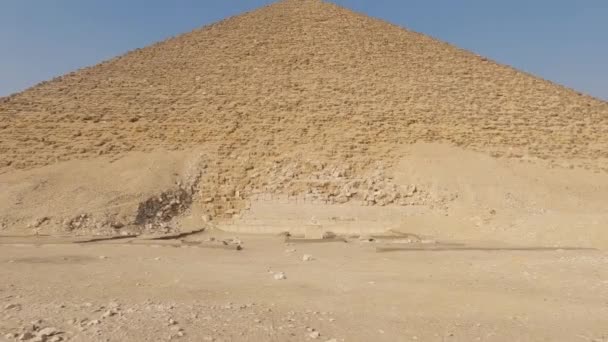 Tilt Shot Front Dahshur Red Pyramid Clear Sunny Day Cairo — ストック動画