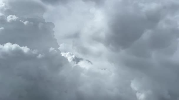 素晴らしい空の景色 パイロットPov 嵐の天気を飛んで乱流と乱雑な空に積乱雲を避ける — ストック動画