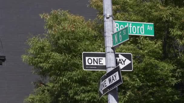 Bedford North 6Th Street Signs Williamsburg Brooklyn New York City — Stockvideo