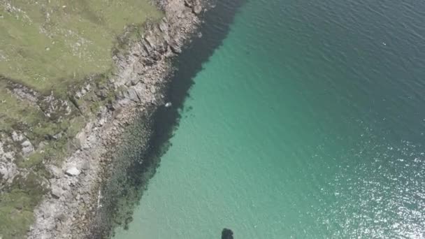 Ondiep Kristalhelder Water Van Atlantische Oceaan Met Rotsachtige Kustlijn Achill — Stockvideo