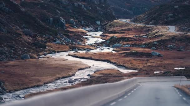 Una Stretta Strada Asfaltata Snoda Attraverso Valle Insieme Fiume Montagna — Video Stock