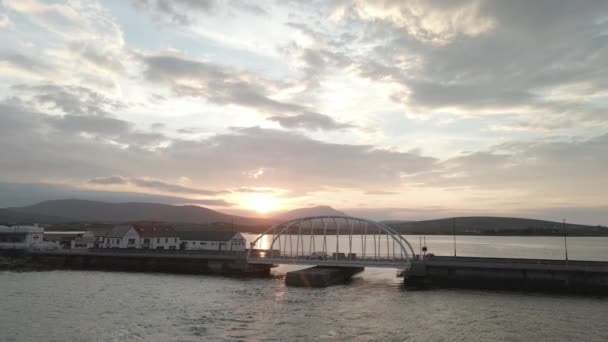 Flyg Mot Michael Davitt Bridge Med Scenic Sunset View Achill — Stockvideo