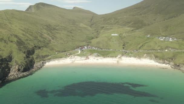 Plaża Keem Białym Piaskiem Spokojnymi Błękitnymi Wodami Oceanu Atlantyckiego Achill — Wideo stockowe