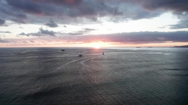 Low Aerial Shot Boats Ocean Sunset Coast Ahu Hawaii — Vídeo de stock