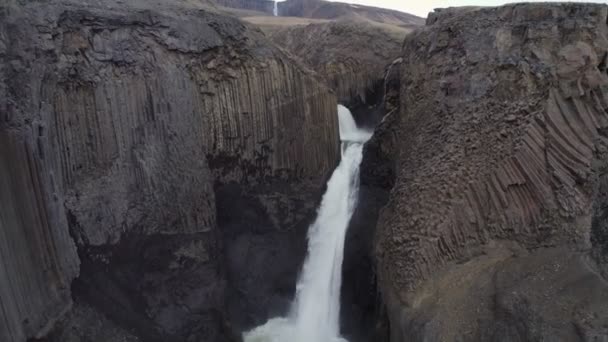 Reversing Reveal Litlanesfoss Waterfall Basaltic Fljtsdalur Valley — Stock video