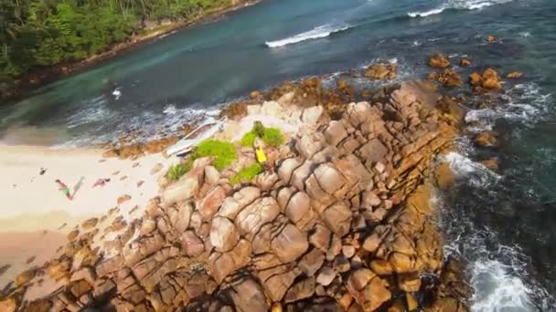 Fpv Aérea Tiro Homem Ilha Rochas Entre Mar Ondas Mar — Vídeo de Stock