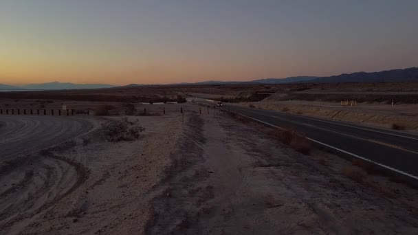Mobil Dengan Headlights Mengemudi Sepanjang Interstate Freeway Situated Salton Sea — Stok Video
