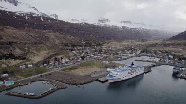 Ferry Smyril Line Está Atracado Pitoresca Cidade Seydisfjordur — Vídeo de Stock