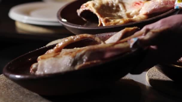 在西班牙北部一家古老的餐馆里 用粘土盘烤着的羊肉圈养在附近 — 图库视频影像