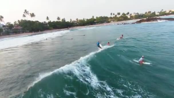 Foto Aérea Drones Fpv Personas Surfeando Mar Con Puesta Sol — Vídeo de stock