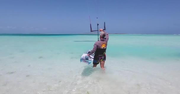 Adult Man Kitesurfer Put Foot Kite Board Begin Fly Tropical — Stockvideo