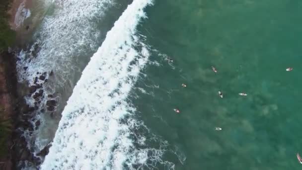 Aerial Fpv Drone Shot People Surfing Sea Vídeo Fpv Vista — Vídeos de Stock