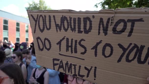 Protestující Pozvedne Lepenkový Štítek Nápisem Byste Své Rodině Neudělal Protest — Stock video