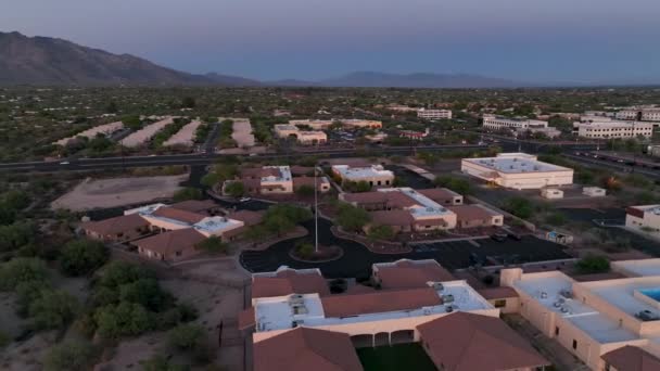 Abendliche Drohnenaufnahme Von Tuscon Arizona Weit Drehend — Stockvideo