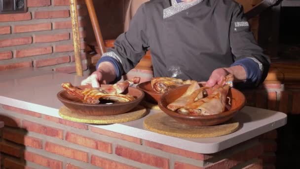 요리사가 스페인 아란다데 두에로에 화덕이 — 비디오