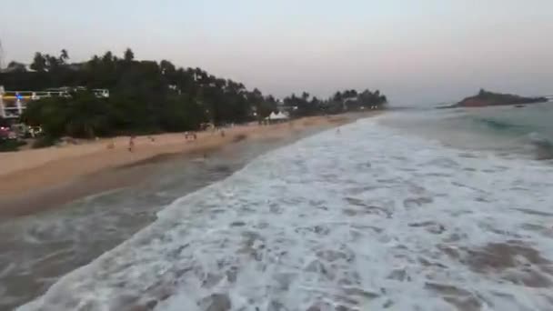 Aerial Fpv Shot Sea Waves Crashing Beach People Enjoying View — Vídeo de stock