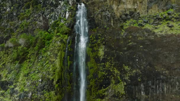 Impressive Bridal Veil Falls Steep Cliff Atlantic Aerial Reveal — стоковое видео
