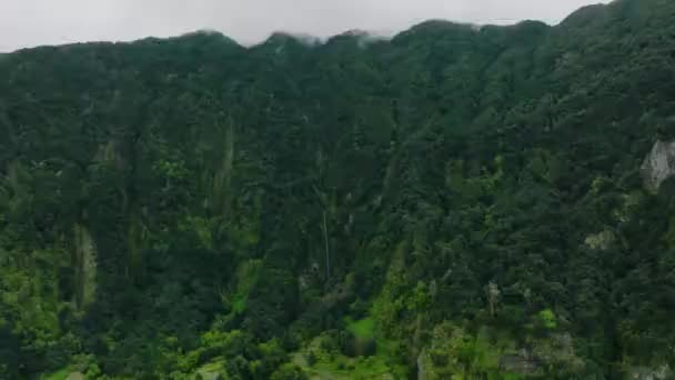 Dramatická Horská Topografie Podél Pobřeží Madeiry Vodopády Zeleň — Stock video