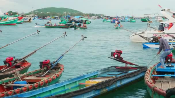 在越南Phu Quoc市Thoi Habour航行的渔民船的空中拍摄 — 图库视频影像