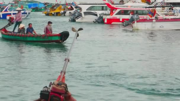 ベトナムのフーコック市のThoi港の近くを航行する多くのボートの空中撮影 フーコック島の伝統的なボートの漁師 — ストック動画