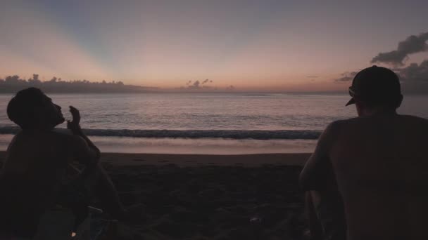 Seascape Sunset Time Two Friends Relaxing Both Enjoying Natural Beauty — Stockvideo